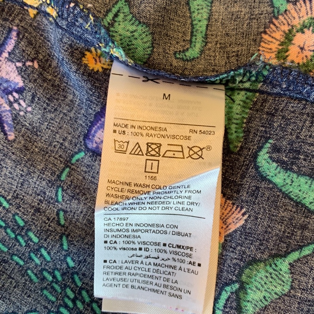 Old Navy Sleeveless Blouse - Picture 7 of 7